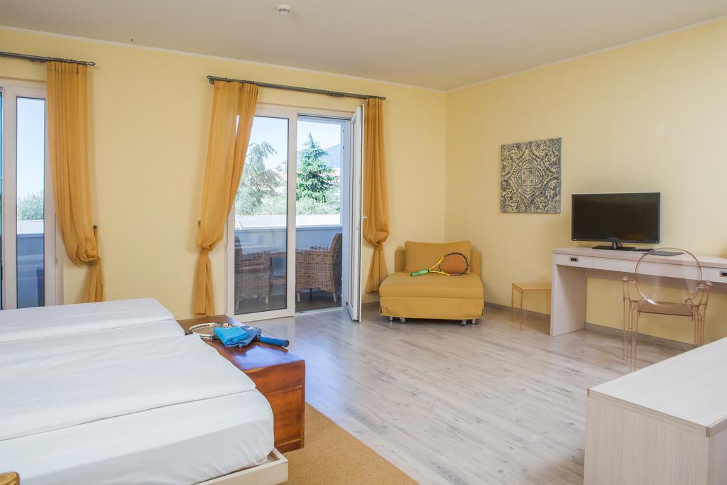 Club Hotel Olivi - Tennis Center Малчезине Екстериор снимка