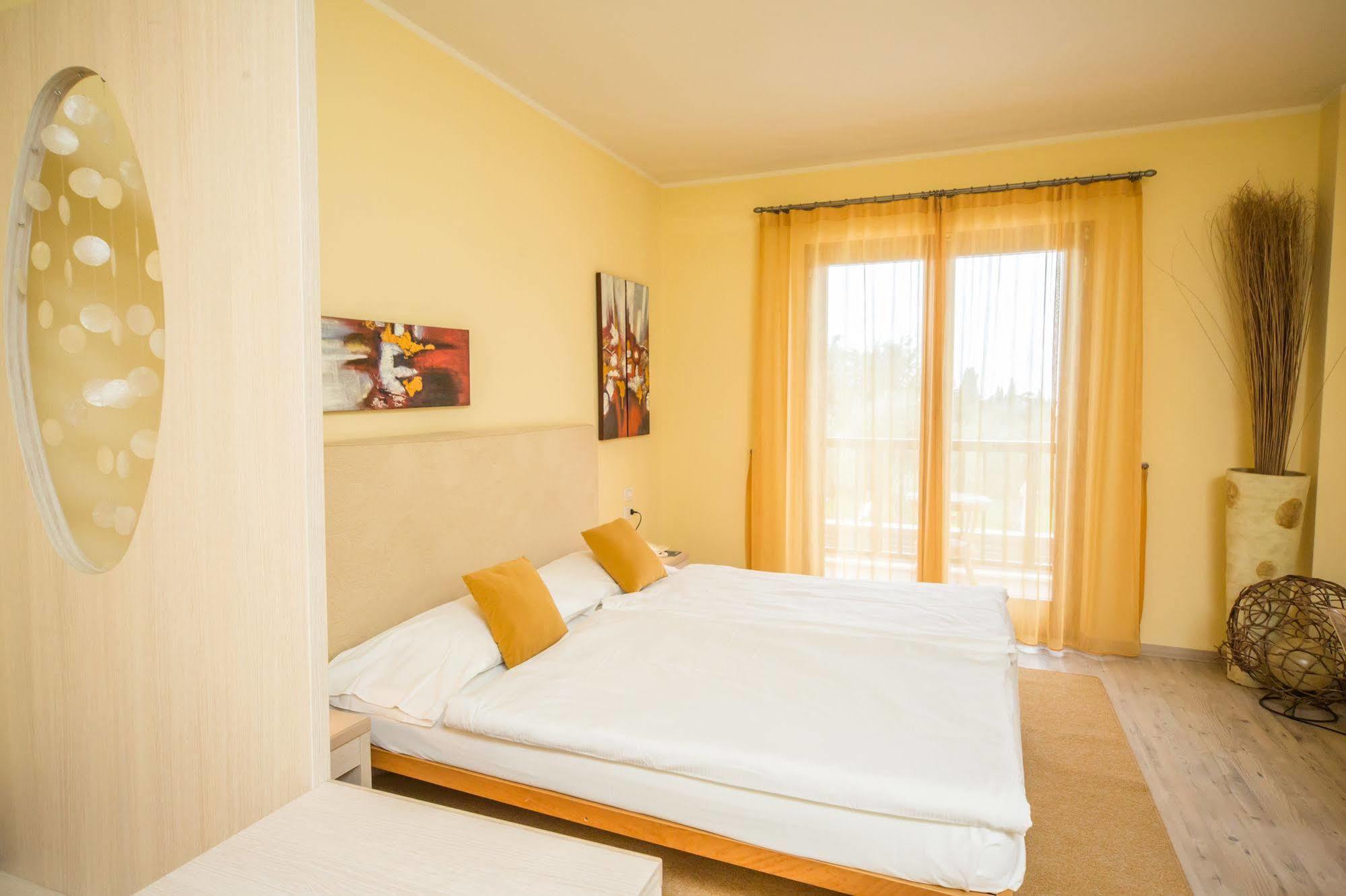 Club Hotel Olivi - Tennis Center Малчезине Екстериор снимка